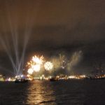 Aus sicherer Entfernung gibt es ein spektakuläres Feuerwerk zu sehen